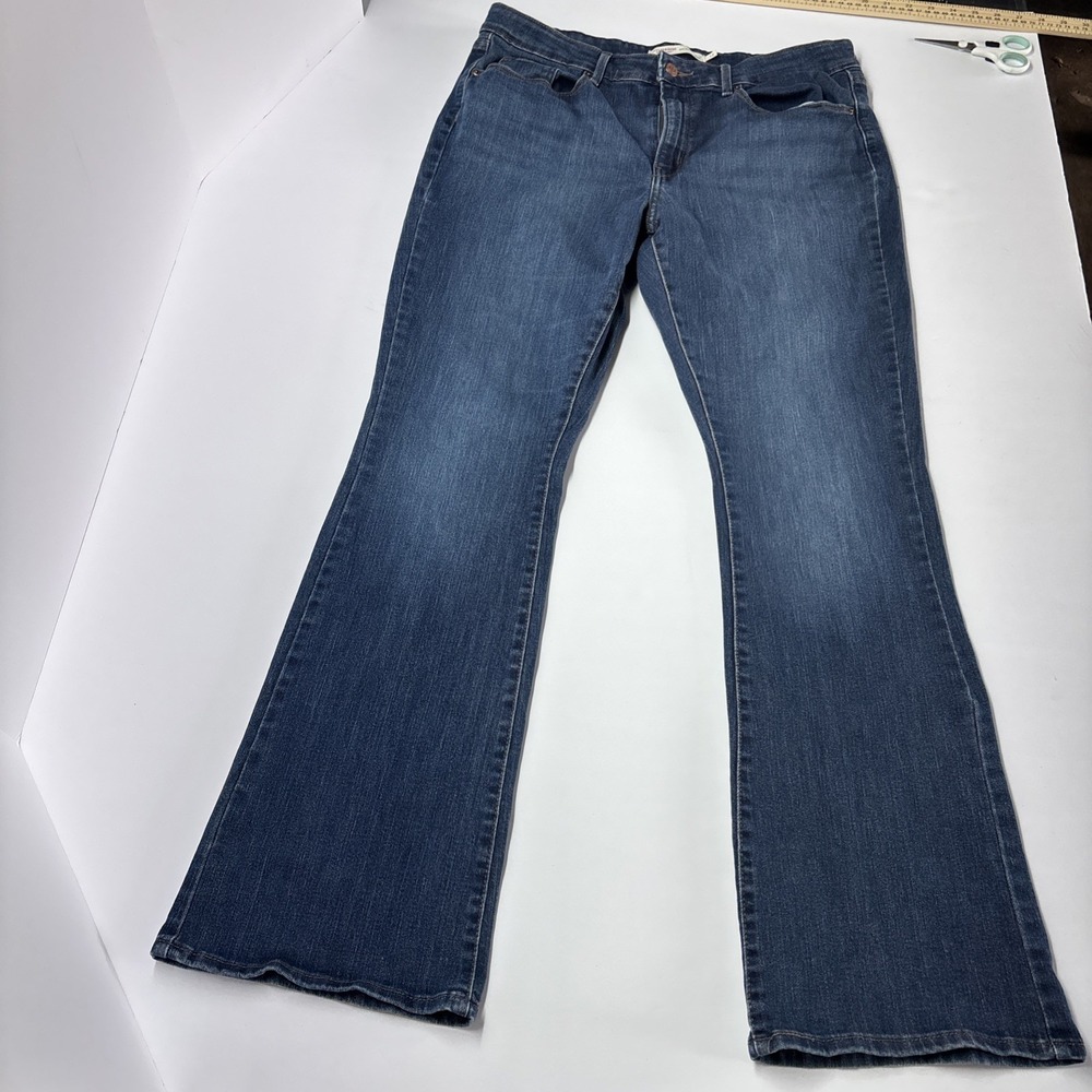 Women's Size 12 Levi Strauss & Co. Signature Mid Rise Bootcut Blue Denim Jeans